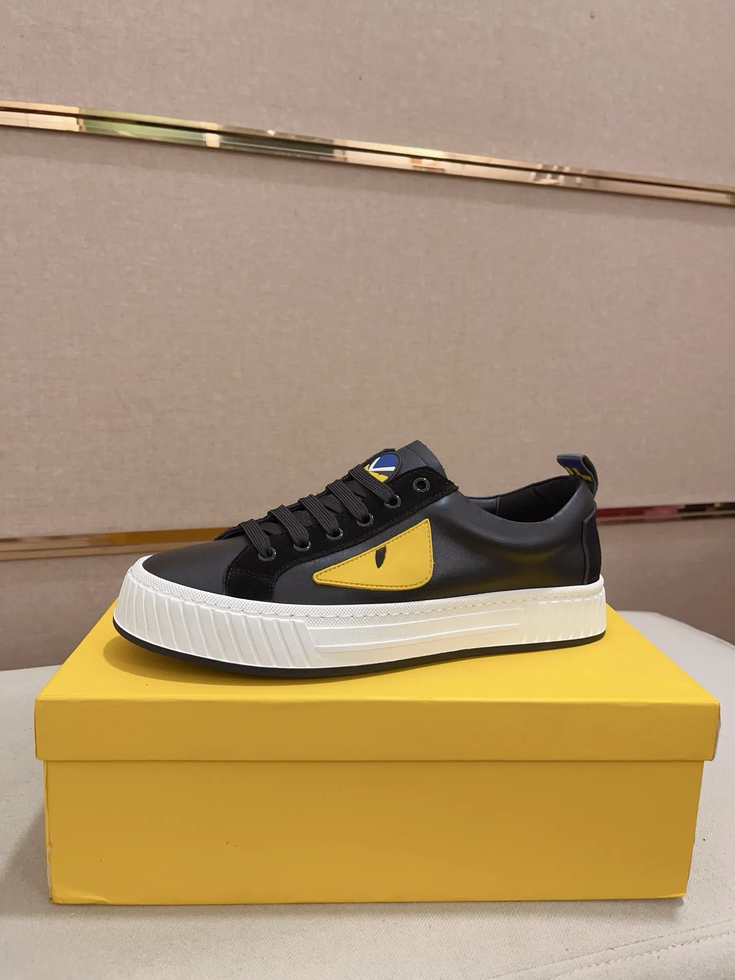 Men's shoes💰: 400💰[Fendi] Fendi's latest casual shoes for men! Available at counters simultaneously! A one-to-one replica of the original. All imported official website one-to-one cowhide fabric. The interior is made of top-grade sheepskin, and the original factory-supplied rubber outsole is used. Leading new fashion concepts. Matching code: 38-44. (can be customized for 45 non-refundable)